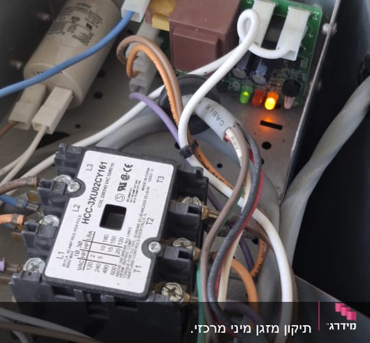 חלקים פנימיים של מערכת מיזוג אוויר עם חוטים ורכיבים אלקטרוניים